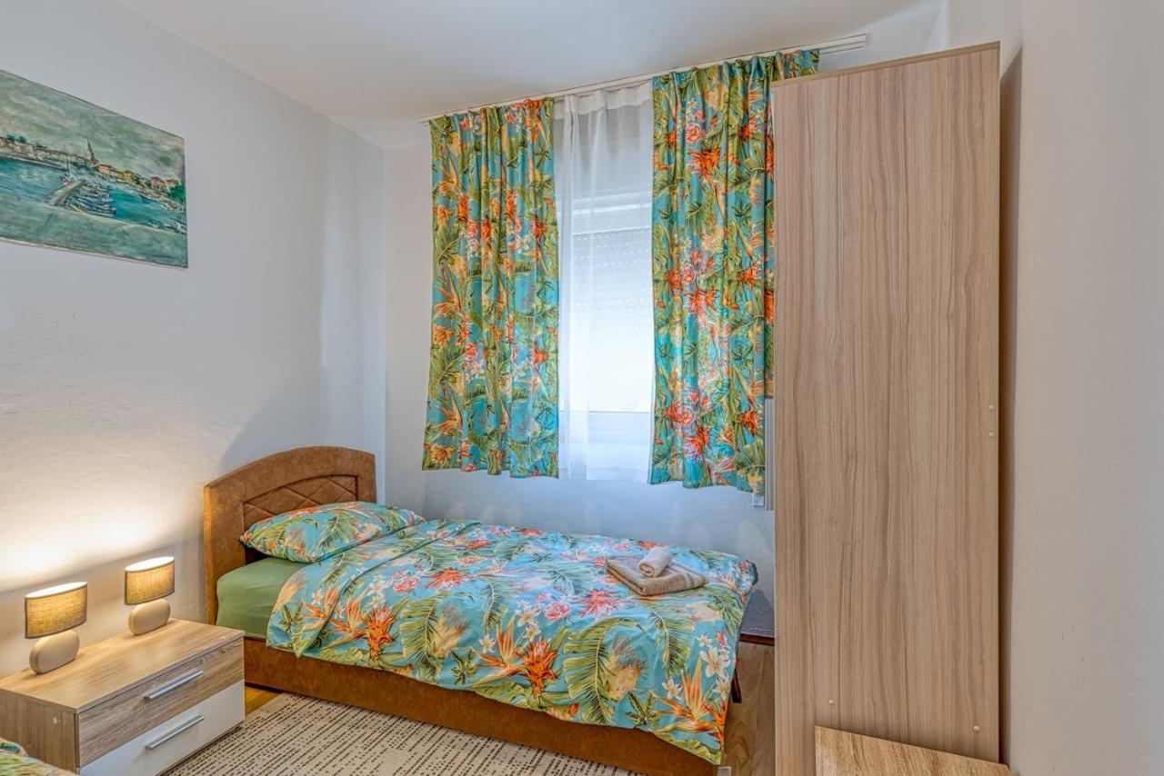 Apartment Gaby With Balcony Porec Exterior photo